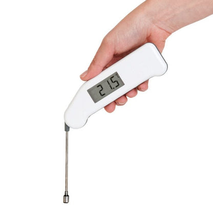 Une main tient un thermomètre numérique Thermapen® Surface de Thermomètre.fr, affichant une température de 21,5 degrés.