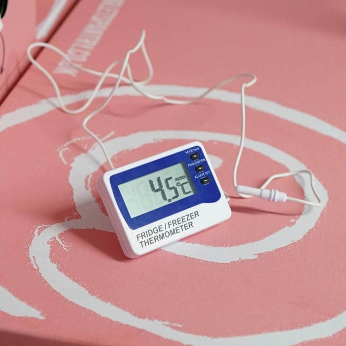 Le Thermomètre alarme pour réfrigérateur / congélateur de Thermomètre.fr est doté d'un cordon blanc et affiche une température de 4,5°C sur une surface rose et blanche, complété par une alarme sonore pour plus de commodité.