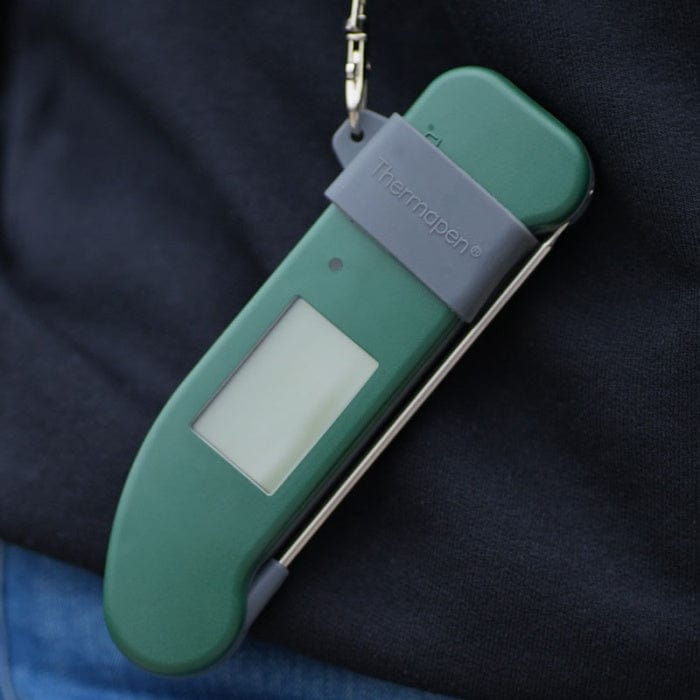 Solution pratique et fiable pour une prise de température précise en déplacement, la bande magnétique Thermapen avec cordon de Thermometre.fr se clipse sur la ceinture d'une personne.