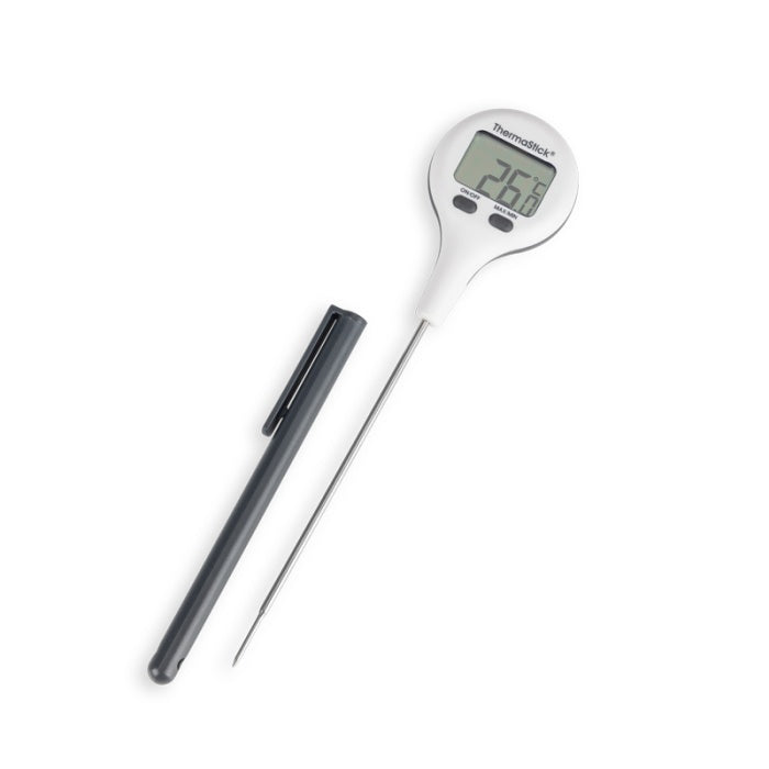 Un Thermomètres de poche ThermaStick de Thermomètre.fr, équipé d'une sonde métallique et d'un écran LCD en plastique blanc affichant une lecture de 25,6°C, a un couvercle noir en forme de stylo placé à côté de la sonde de pénétration.