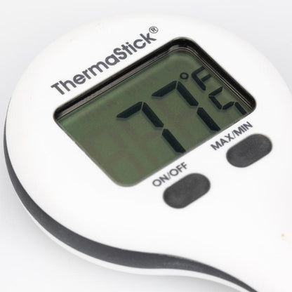 Les Thermomètres de poche ThermaStick de Thermomètre.fr affichent 77 degrés Fahrenheit avec un écran LCD facile à lire et des boutons marqués « ON/OFF » et « MAX/MIN.