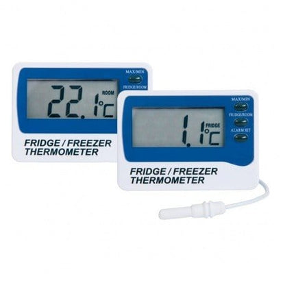 Deux thermomètres numériques pour réfrigérateur/congélateur de Thermomètre.fr affichant différentes températures : Le thermomètre de gauche indique 22,1°C pour la température ambiante, et le thermomètre de droite indique 1,1°C pour la température du réfrigérateur. Ce Thermomètre alarme pour réfrigérateur / congélateur dispose également d'une alarme sonore pour vous alerter de tout changement de température.